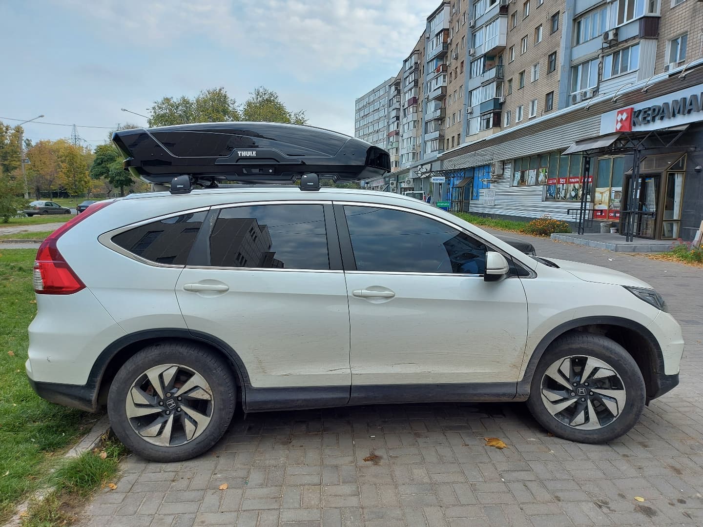 Honda CR-V с автобоксом Thule Motion XT L Black