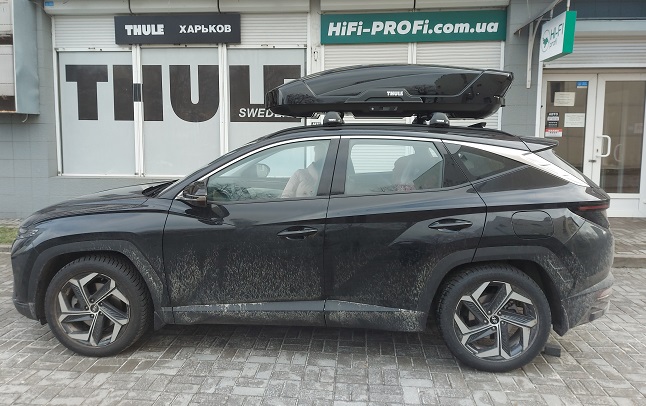 Hyundai Tucson с автобоксом Thule Motion XT L Black