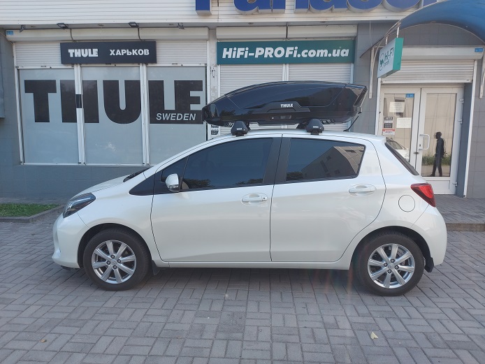 Toyota Yaris с автобоксом Thule Motion XT XL Black